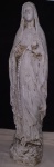 ARTE SACRA. Antiquíssima imagem representando NOSSA SENHORA COM O ROSÁRIO,  em alvenaria. Século XX. Altura  88cm. Faltam as mãos. No estado