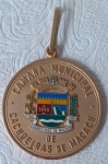 CONDECORAÇÃO. Medalha de Honra ao Mérito Dr. Mario Simão Assaf. Câmara Municipal de CACHOEIRAS DE MACACU (RJ). Metal dourado e esmaltes. Diâmetro 60  mm