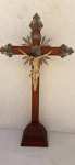 ARTE SACRA. Expressivo Crucifixo com o Senhor morto. Século XX.  Cruz em madeira,, medindo 85 cm de altura. Imagem em estuque, medindo 27 cm de altura.  Ínfima perda.