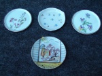 Lote de 4 pratinhos em porcelana 3 decoração floral e 1 com gueixa. Med. 8 cm. cx 6