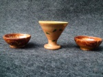 ANTIGA CERÂMICA ITAIPAVA - Par de pequenos bowls e mini cálice. Med. 8x7 cm e 8x8,5 cm. Marcadas no fundo.