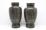 Par de antigos vasos cloisonné, esmaltados a mão com rica decoração de faisões Século XIX - . Alt. 31 cm.  Apresentam desgastes e leves amassados.