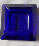 Elegante Cinzeiro em grosso vidro azul cobalto. Medidas 6x14,5x14,5 cm