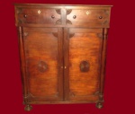 Cômoda dita de sacristia em jacarandá. Séc. XIX. Estilo dona Maria, ornamentado com leques com 2 gavetas externas e 4 gavetas internas. Med.156x124x67 cm. Marcas do tempo.