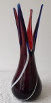 DESIGNE PERSA. Magnífico Vaso em vidro multicolorido, com raios estilizados. No fundo, selo de Atelier, com a indicação do artista HOSSEINI RAD.. IRÃ .Século  XX. Um dos raios colado.