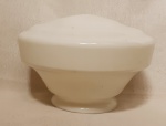 Grande GLOBO em milk glass, estilo ART DECÓ. Altura 21 cm. Diâmetro 31 cm. Boca 15 cm