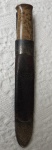 Antiga Faca Norueguesa. Lâmina com a marca DAVID ANDERSEN - NORWAY. Bainha em couro, com guarnições em prata de lei. Comprimento total 24 cm.  Contrastes 925 - Sterling Norway.