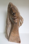 H. Gomes - Escultura em pedra sabão, representando rosto feminino. Assinado. Alt. 52 cm. Bicados.