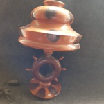 Luminária de mesa - anos 40/50 - madeira - altura 38 cm - diâmetro da cúpula 24 cm - necessita restauro na junção da coluna com o ornato em forma de timão.  No estado
