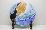 CIBELE MENDES SPITZAN JORDAN - Pintura sobre porcelana "ZODÍACO - AQUÁRIO" Diâmetro   30  cm   Edição raríssima da consagrada artista  brasileira.  CX 11