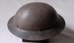MILITARISMO. CAPACETE. Inglês. Aço I GUERRA MUNDIAL.. Completo, com  charneira e jugular. Medidas 13x30x29cm