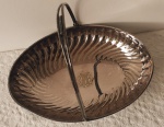 Linda CESTA em metal espessurado à prata. Monogramada MC ou CM. Contraste CHRISTOFLE.. fRANÇA - SÉCULO XIX/XX. Altura 6,5 cm. Comprimento 38 cm. Largura 20 cm