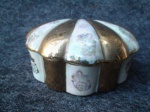 Porta jóias em porcelana em formato de concha. Med. 6x12x13 cm. A foto extra apresentam melhor a consrvação da peça cx 8