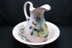 Lindo Gomil em porcelana europeia branca com motivos florais, Jarro decorado com fundo rosa, flores e cena central de camponeses. Bacia restaurada -  Mediidas  J arro, altura  31 cm, Bacia, 12x37 cm   CX  11