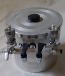 CHOPEIRA. Estrutura em alumínio. Altura 25 cm. Diâmetro 25 cm. Perda de parte do encaixe de um braço, sem afetar o funcionamento. No estado