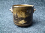 Cachepot em cerâmica ROYAL VISTAS WARE - From painting by famous artist - Inglaterra. Início sec. XX. Med. 15x14 cm. Apresenta discreto fio de cabelo e craquelados. cx 10