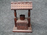 Interessante cofrinho em formato de poço em madeira. Med. 24x15x12 cm.
