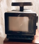 Pequena TV CCE, alimentada por pilhas. Medidas 16x26x16 cm. Não testada. Sem garantia. No estado.