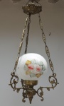 LUSTRE Anos 60/70. Cúpula em vidro leitoso com decoração floral. Canopla, correntes e armação em bronze.. Altura 58 cm