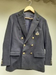 Elegante blazer - em lã - azul marinho - botões dourados - com coroa real e letras KNS - Rico bordado em metal dourado - no bolsa com brasão representando águia bicéfalo encima do por coroa real - medidas 76x45cm