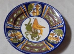 ANTIGO MEDALHÃO EM FAENZA POLICROMADA. Manises / Murcia - Espanha. Decorado com pássaro, losangos estilizados e construções. Assinado no verso M A. Possivelmente Séculos XVIII/XIX. Diâmetro 31 cm