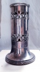 FLOREIRA. Metal espessurado à prata. Altura 17 cm. Diâmetro da base 10 cm