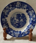 Prato Azul Inglês fundo. Decoração:  bucólica paisagem com vaquinhas, moinho, carroça e igreja. Diâmetro 23 cm. Marcado no fundo Enoch Woods English Scenery Woods Ware England