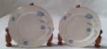 Par de pratos de sobremesa, em finíssima porcelana alemã. Século XX. Decoração floral. Marcados Thomas Ivory.  Casa Muniz. Diâmetro 17,5 cm