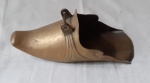 GRANDE SAPATA. para Montaria. Em bronze,com bela decoração em cartouche. Medidas 12x30x11cm. Marcas do tempo