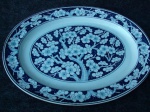 Grande travessa inglesa em faiança com decoração de flores de cerejeira, marcada: BROTHS SILICON CHINA - England Plum Blosson. Med. 32x42 cm. CX 4
