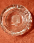 Elegante Cinzeiro em grosso vidro translúcido, decorado, ao centro,  com Veleiro . Altura 4 cm. Diâmetro 15 cm