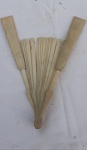 Estrutura de LEQUE em MARFIM. Século XIX/XX.. Comprimento 24 cm; no estado