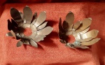 Par de Antigas Bobeches em metal, s imbolizando Florr.Altura 5cm. Diâmetro 10cm