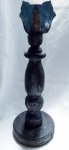 ANTIGO TOCHEIRO. Madeira patinada. Século XIX. Para vento em folha de Flandres policromada. Altura total 56 cm. Pequenas perdas. No estado