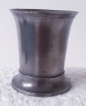 Vaso em PEWTER. Século XX. Altura 9 cm. Contraste no fundo.