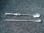 Duas Bombas para chimarrão, 1 com com rica douração e pedrarias. Med. 20 cm, e 1 com metal prateado. Med. 20 cm.