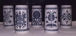 BONITA COLEÇÃO. 5 CANECAS em cerâmica. Fabricante Ceramarte - Rio Negrinho SC. Marcadas no fundo Americano 1/2. Altura 17 cm cada.
