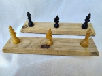 Par de cabides em madeira, decorados com peças de Xadrez - medidas 34x8,5 cm