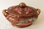 Linda  e grande Sopeira em Porcelana Chinesa. Decoração ao gosto da louça de exportação chinesa, levada à Europa pela Companhia das Índias.  Medidas: cm. Marca no fundo