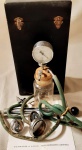 MEMORABILIA DA MEDICINA- EXTRATOR A VÁCUO. Instrumento usado em. Obstetrícia, iem substituição ao fórceps. altura 32cm. Acompanha revista explicativa, datada 1957. No estado (Não tive com testar!) Na embalagem original