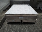 Cama Universal - com colchão Sonobello Plus - Queen Size - medidas totais 0,64x2,00x1,80m - ano de Fabricação 2015 - leves sujidades e pequeno puído na borda