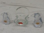 Três miniaturas - cristal nacional - cestinha e cavalinhos - alturas 10, 7 e 6 cm