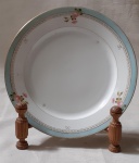 Prato raso. Decoração: Elegante friso azul claro, ornado com rosas  Diâmetro 24 cm. Porcelana européia sem marcas. Inícios do Século XX.