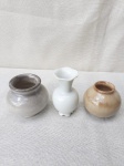 Colecionismo - Três vasos - um porcelana Mauá - altura 9cm - outro marca não identificada - altura 7cm - e o terceiro sem marca - altura 6 cm