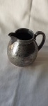 Linda Leiteirinha em metal espessurado a prata com graciosas folhagens Marcas do Fabricante Mappin Brothers . Inglaterra  Início do Século XX Altura 10 cm