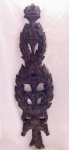LINDO ENTALHE . Madeira patinada. Século XIX. Comprimento  76 cm. Pequenas perdas. No estado