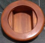 Antiga caixa para relógio dito OLHO DE BOI em madeira. Medidas:diâmetro 30 cm .. Parte interna 24,5 x 16,5 x 8,5 cm