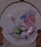 Prato sobremesa  em  porcelana japonesa decorado com gracioso Buquê de Flores. marca KP no verso. Diâmetro  19 cm