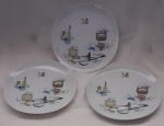Conjunto de 3 (três) pratos em porcelana, decorados com instrumentos musicais, caldeirões e alimentos. Diâmetro 19 cm. Marcas nos versos.