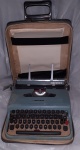 Máquina de escrever OLIVETTI  modelo LETTERA 22. Medidas 33x26x8 cm. Com o estojo original. Não testada. Sem garantia.